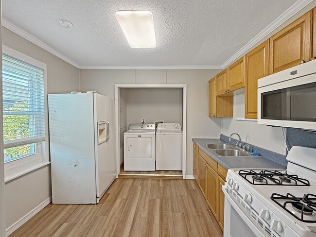 Building Photo - 911 Central Ave