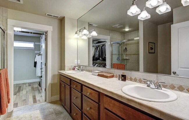 Foto del edificio - 3BR in great neighborhood with large yard