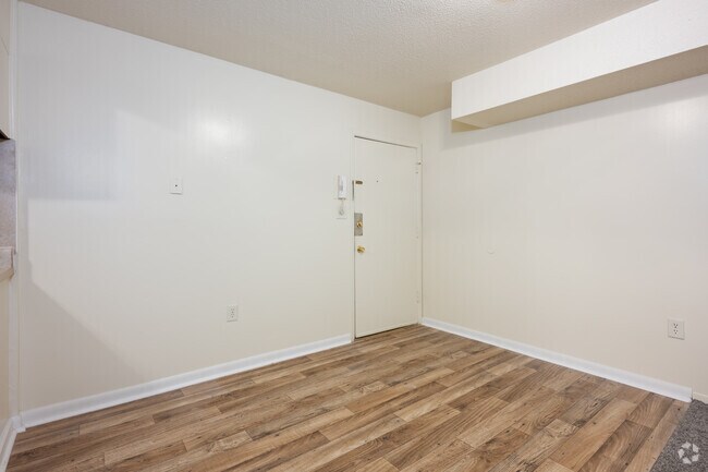 2 habitaciones, 1 baño - 1003 pies cuadrados - Comedor - Highland Heights 138