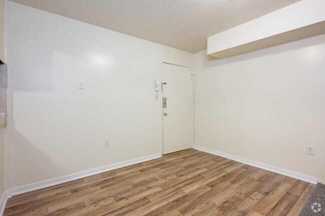 2BR, 1BA - 1,003SF - Dining Room - Highland Heights 138