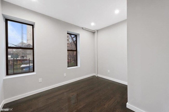 Foto del edificio - 102 E 103rd St