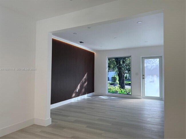 Foto del edificio - 561 NW 41st St