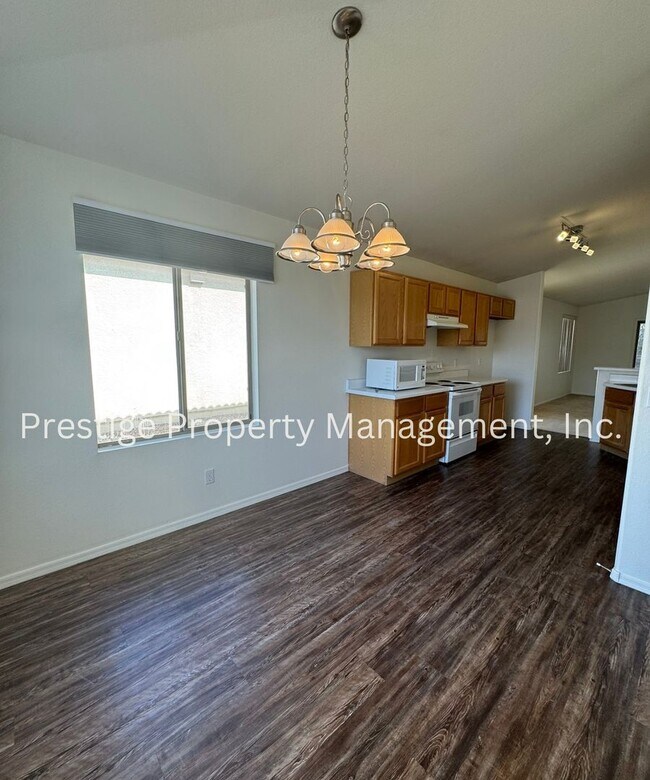 Foto del edificio - This charming 3+den/2 Bath East Home Is just What You Need!!