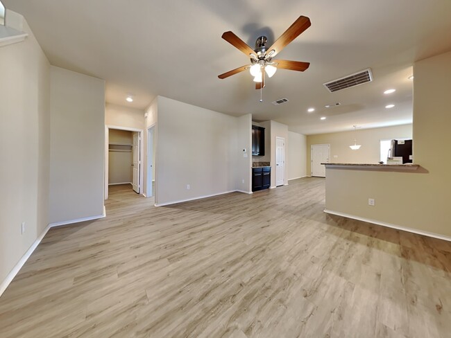 Building Photo - 1700 Vineridge Ln