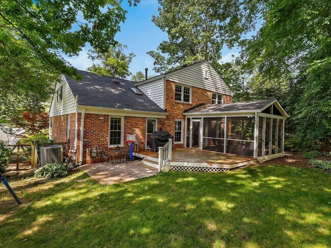 Building Photo - 4 Bedroom + Large basement - Single Family...