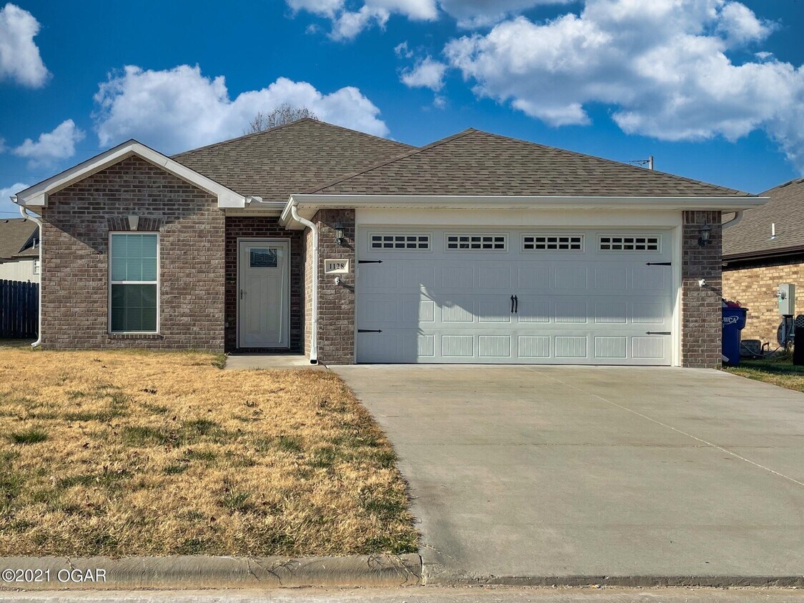 1128 N Oak Way Dr, b City, MO 64870 Condo for Rent in b City