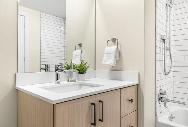 Building Photo - 1 bedroom in Chicago IL 60657