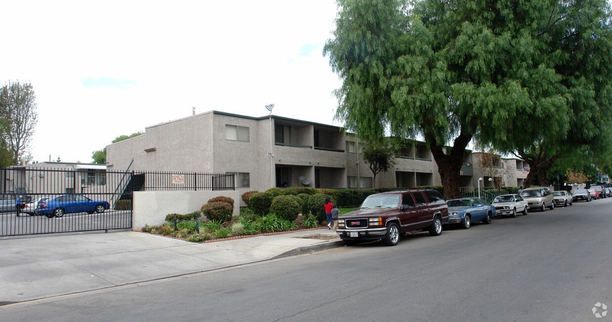 Primary Photo - Cedros Rayen Apartments