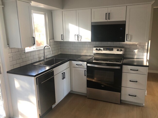 Foto del edificio - 2240 Maple St