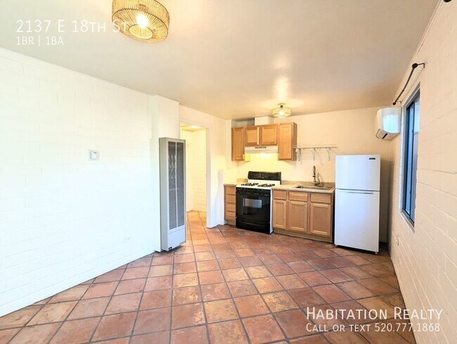 Building Photo - Gorgeous 1Bed/1Bath bungalow with a large ...