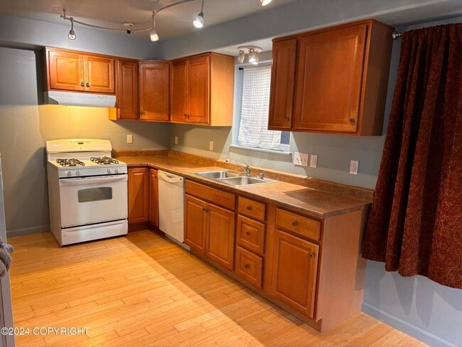 Building Photo - Beautiful Girdwood Home!