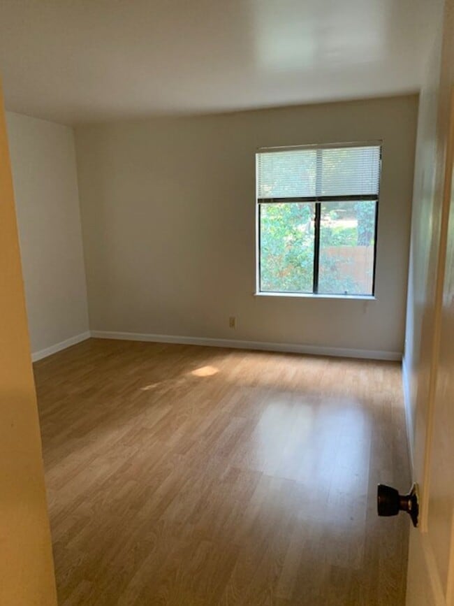 Building Photo - Great 1 Bedroom, 1 Bath second level Golden Oaks Condo in Monterey