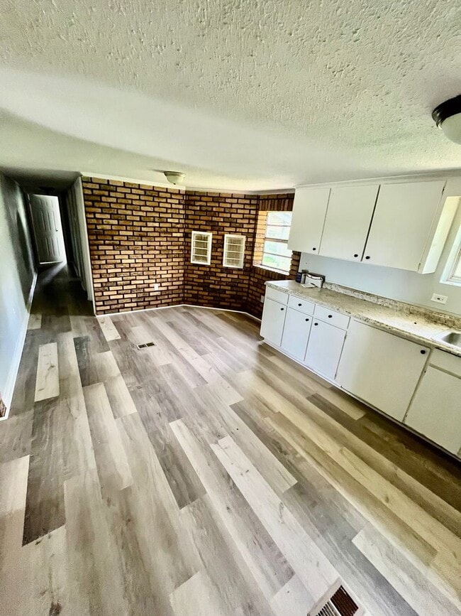 Building Photo - 3301 Diana Dr