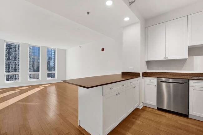 Building Photo - 1250 S Michigan Ave