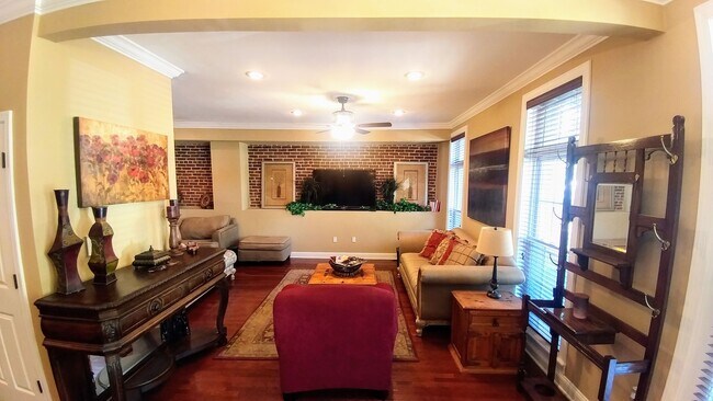 Foto del edificio - 819 Brooks Ln