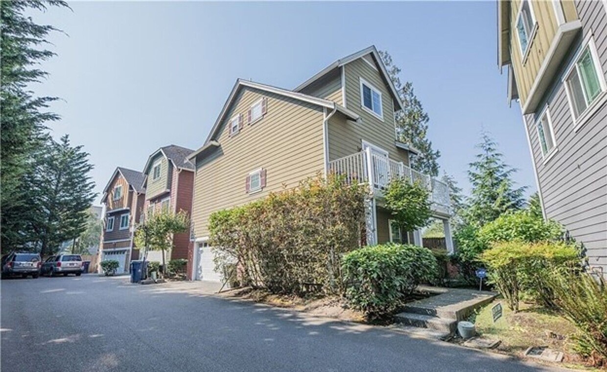 Foto principal - Gorgeous Parkview Village Home - 3 bedroom...