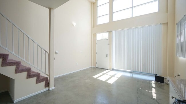 Building Photo - 922 W 23rd St