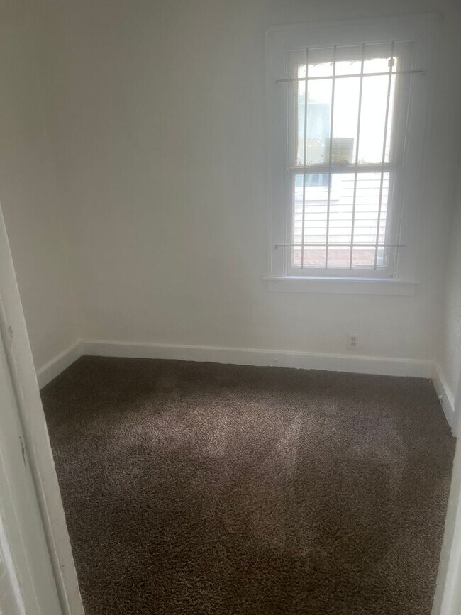 Building Photo - 2bd/1 bath Single Family Home!