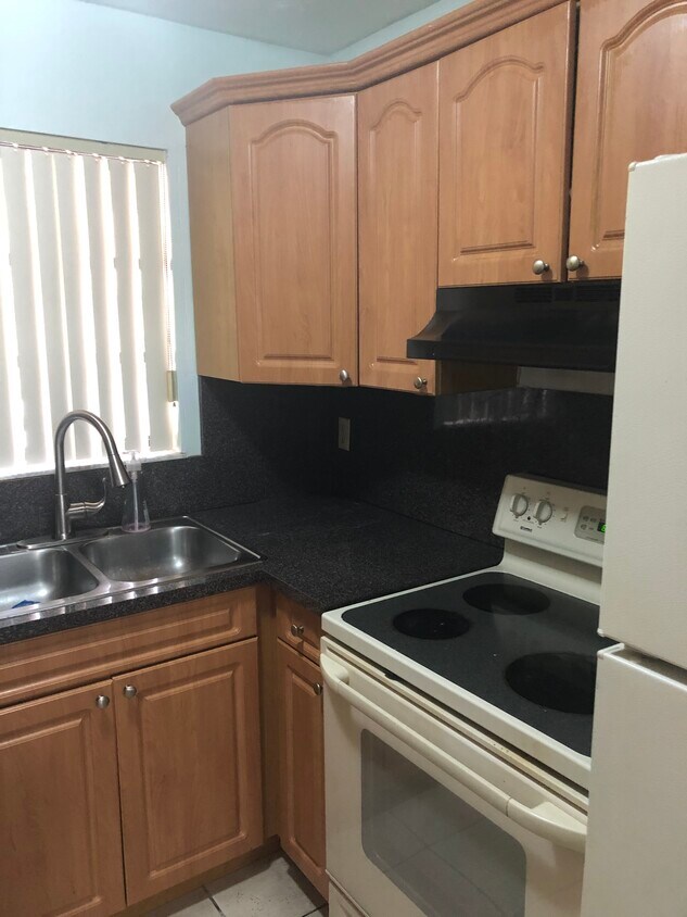 2 bedroom 2 1/2 bathroom townhome very close to shopping centers and malls, to FIU and to expressway - 1501 SW 122nd Ave