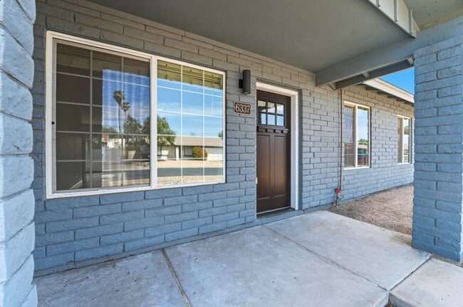 Foto del edificio - Beautiful Glendale Home With Pool!