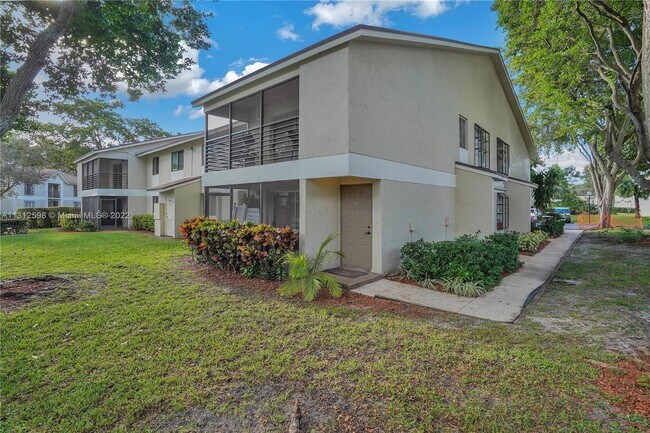 Foto del edificio - 706 Gardens Dr