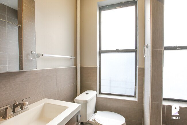 Foto del edificio - 635 Riverside Dr
