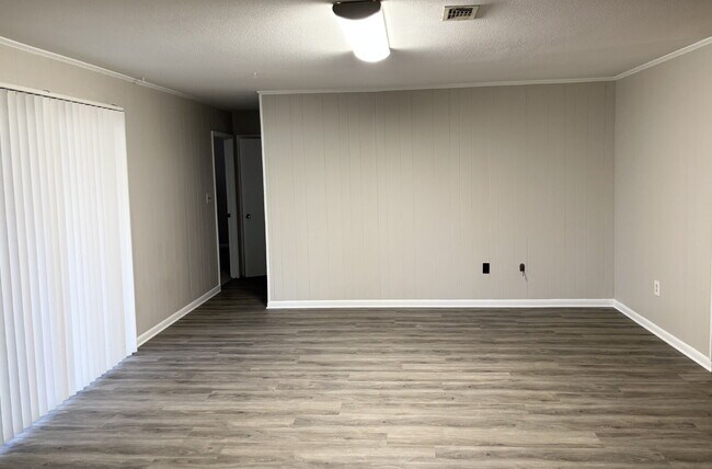 Building Photo - 41 Maple Ave