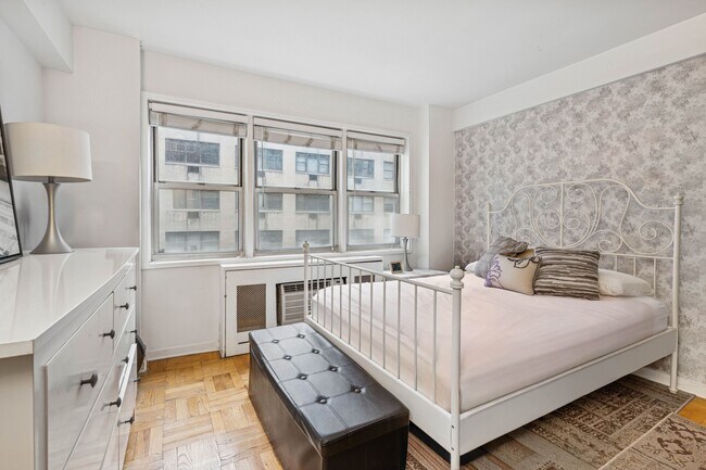 Foto del edificio - 321 E 45th St