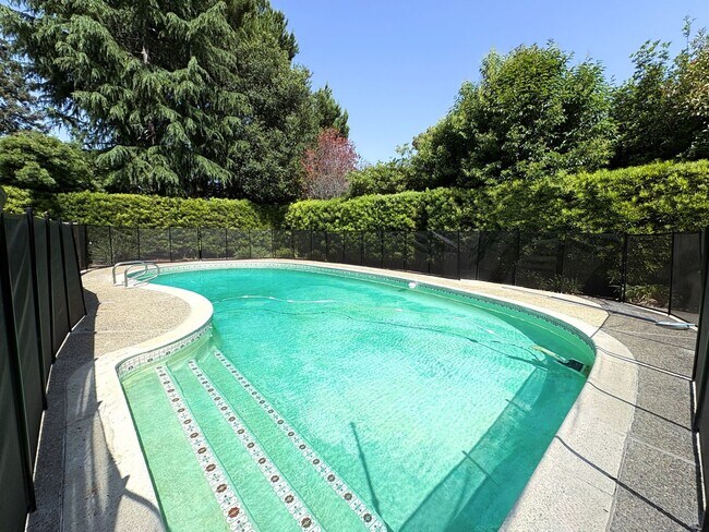 Foto del edificio - Stunning 4-Bedroom Home with Pool, Solar P...