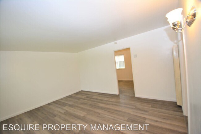 Building Photo - 2129-29 Raemere St