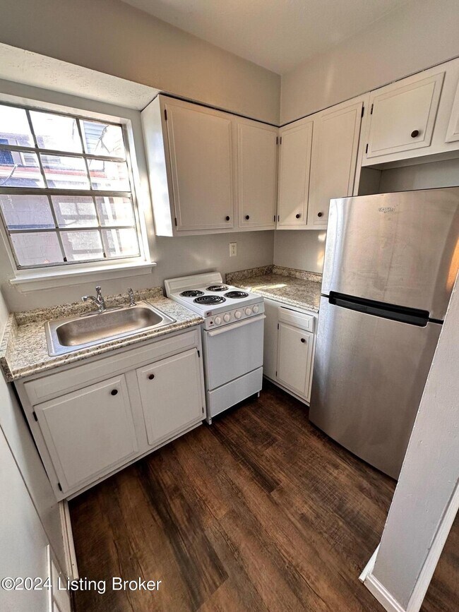 Building Photo - 1300 Oakwood Ave