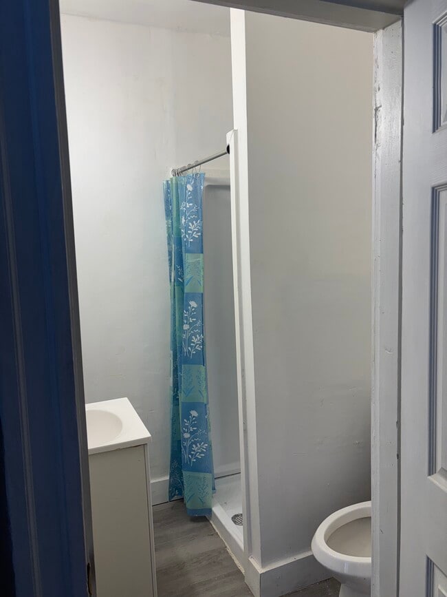 baño de arriba - 3844 Lee Ave