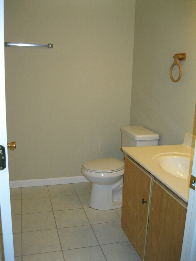 Building Photo - 114 Creekside Dr