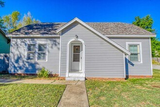 Building Photo - 302 S Flood Ave