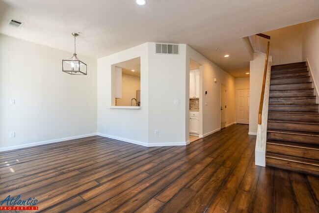 Building Photo - 333 Oaktree Dr