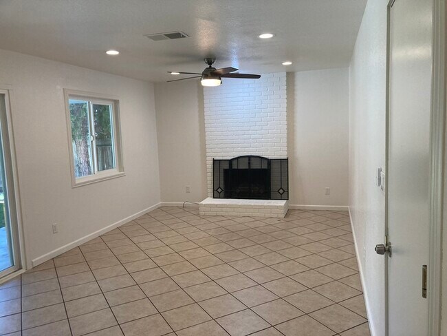 Foto del edificio - Modesto 3 Bedroom 2 Bath Solar Power Home ...