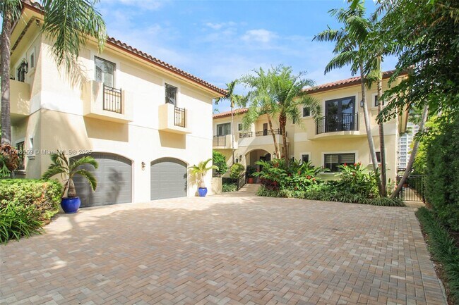 Foto del edificio - 5655 Pine Tree Dr