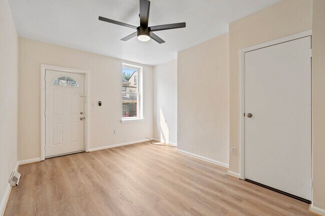 Building Photo - Newly renovated 2 Bed, 1 Bath w/ Bonus Room, Central AC, Laundry - Available October 1st!