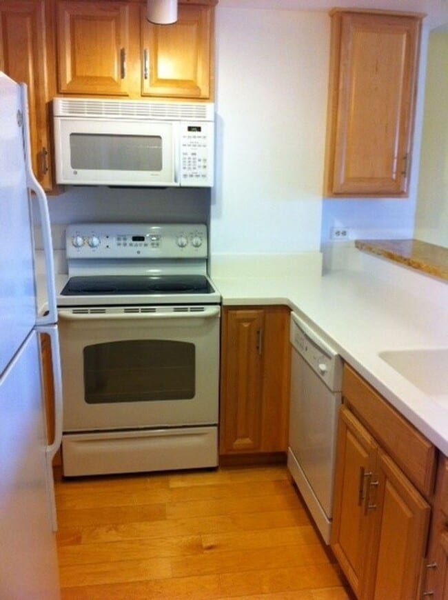 Building Photo - Nicely upgraded 2BR 2BA Condo located in the East Tower at the Opera Plaza!