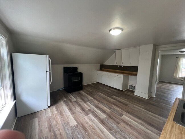 Building Photo - 1305 Merrill Ave
