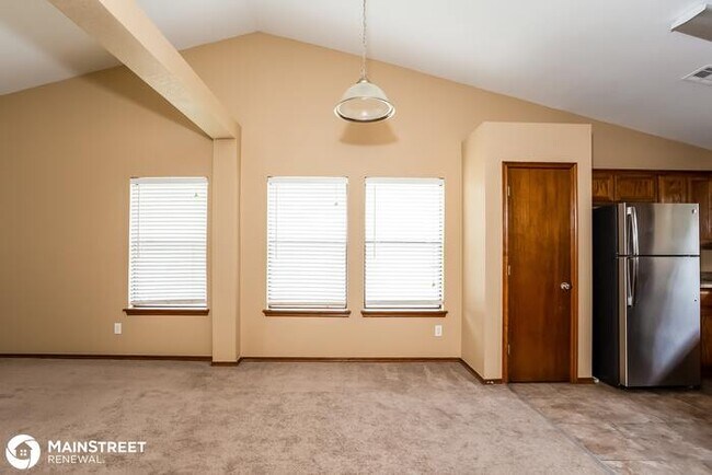 Building Photo - 2000 E View Dr