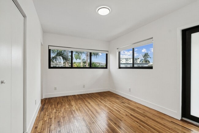 Foto del edificio - 8020 Crespi Blvd