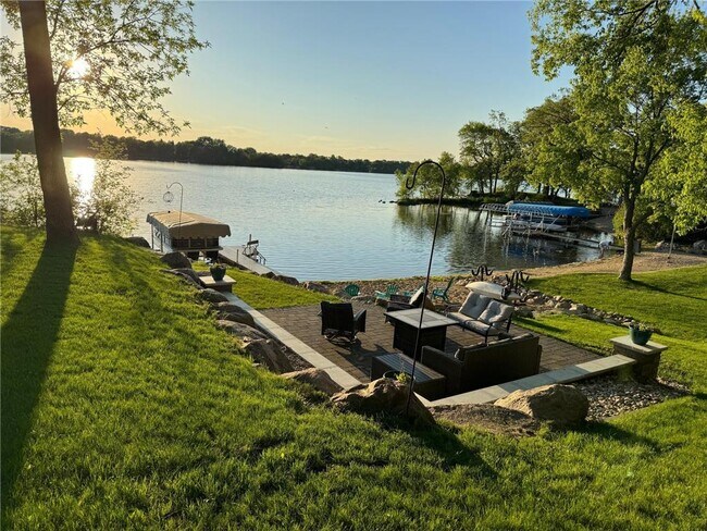 Foto del edificio - 1409 Hoot Lake Dr