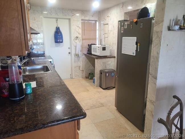 Building Photo - 3050 N Palm Aire Dr