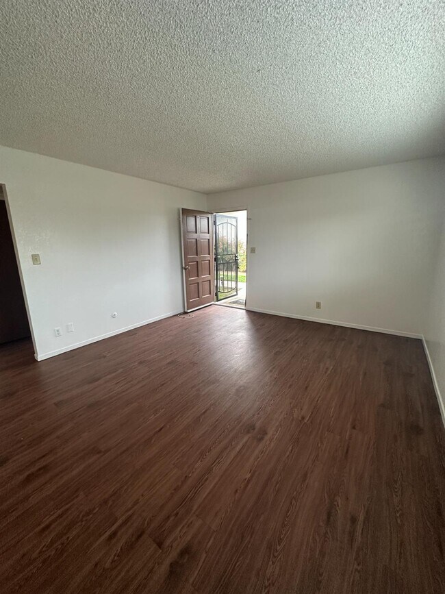 Foto del edificio - 220 Pollasky Ave