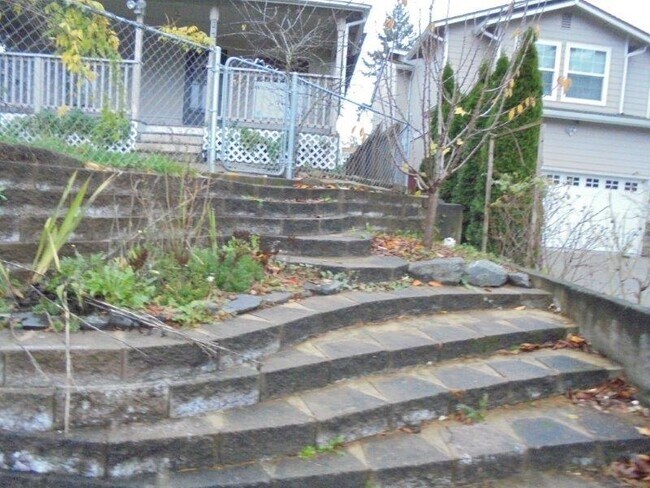 Front landing (2018) - 10601 Broadway Ave S