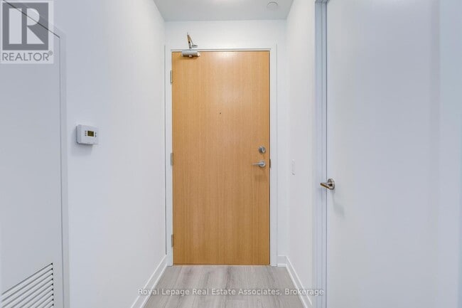 Photo du bâtiment - 1787-1787 St Clair Ave W
