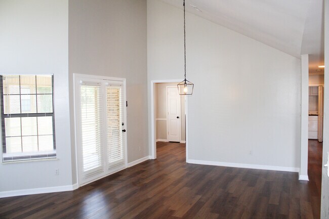 Building Photo - 1143 N Rachaels Cir