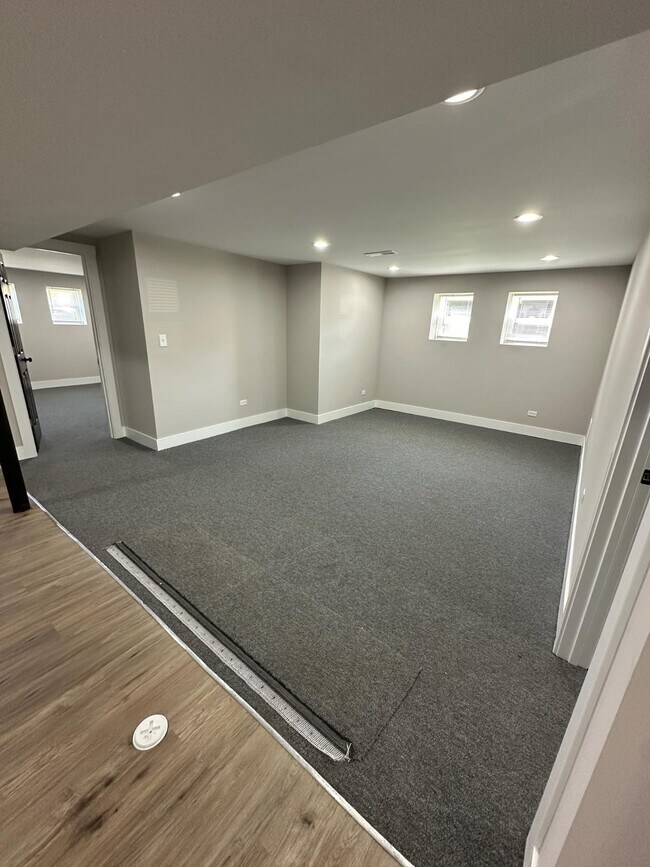 Foto del edificio - 1056 W 81st St