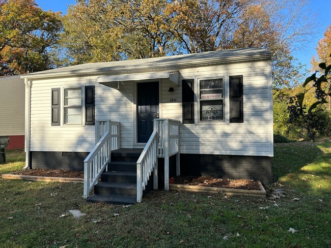 Building Photo - 1211 Ava St